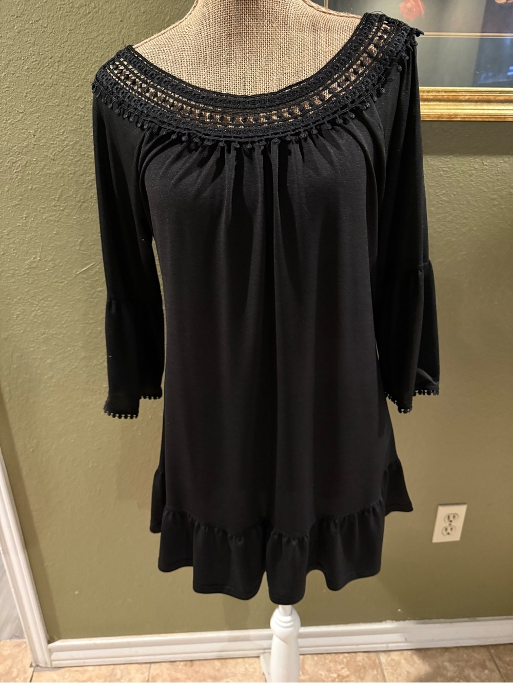 WinWin Black Crochet-Trim Scoop Neck Tunic